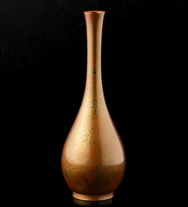Vaso in metallo acidato sui toni arancioni, Cina, Dinastia Qing, XX secolo
