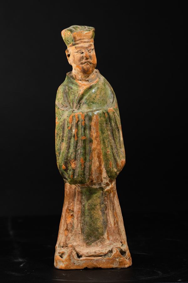 Figura di dignitario in terracotta invetriata sui toni del verde, Cina, Dinastia Ming, XVII secolo