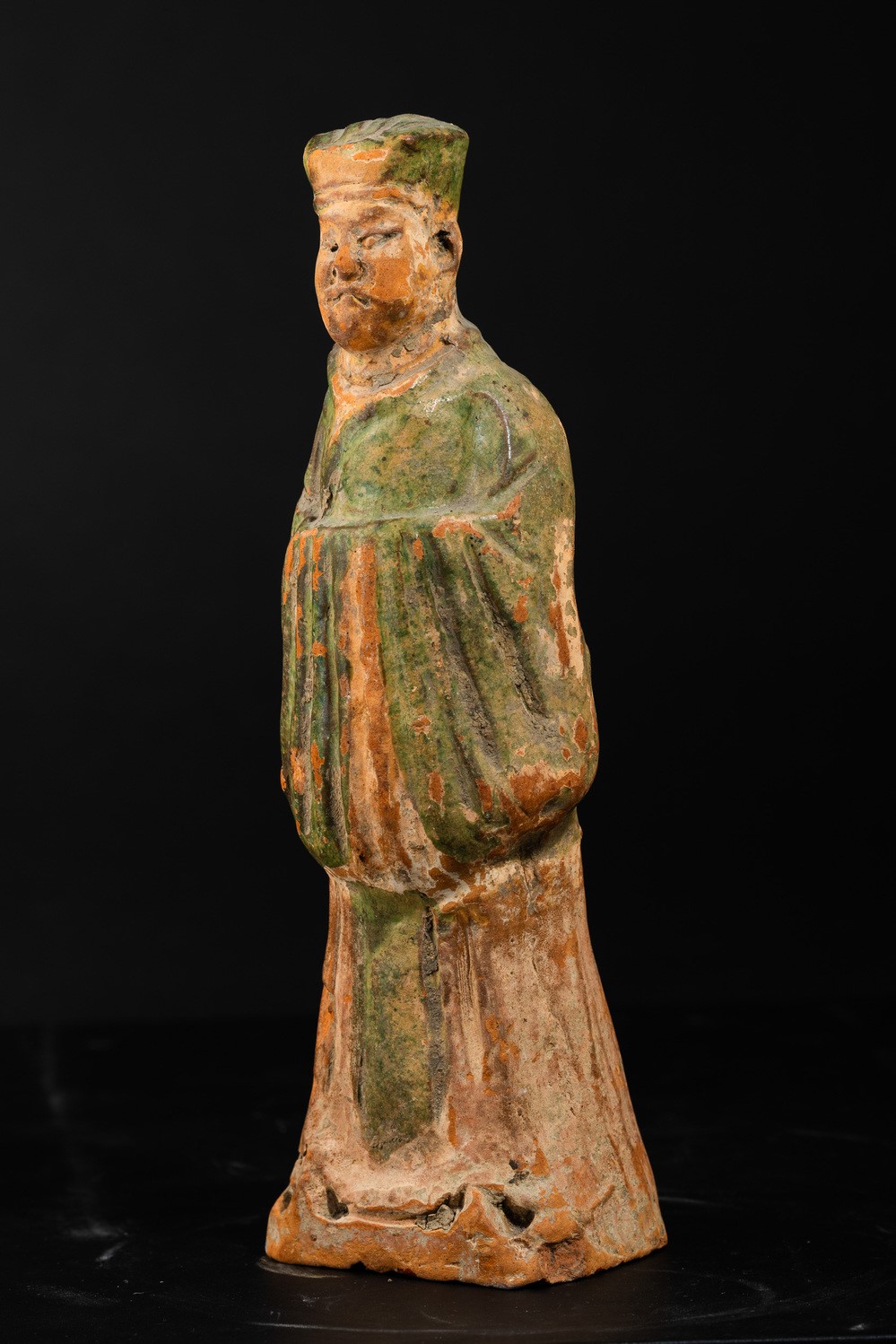 Figura di Dignitario in Terracotta Invetriata sui Toni del Verde, Cina, Dinastia Ming, XVII Secol...