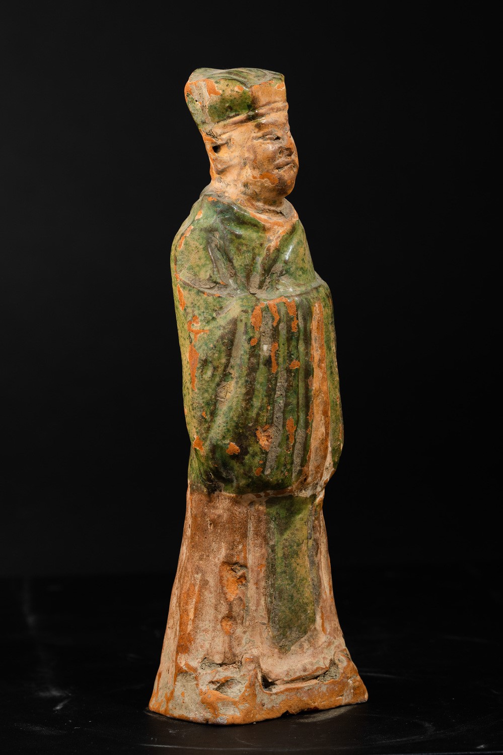 Figura di Dignitario in Terracotta Invetriata sui Toni del Verde, Cina, Dinastia Ming, XVII Secol...