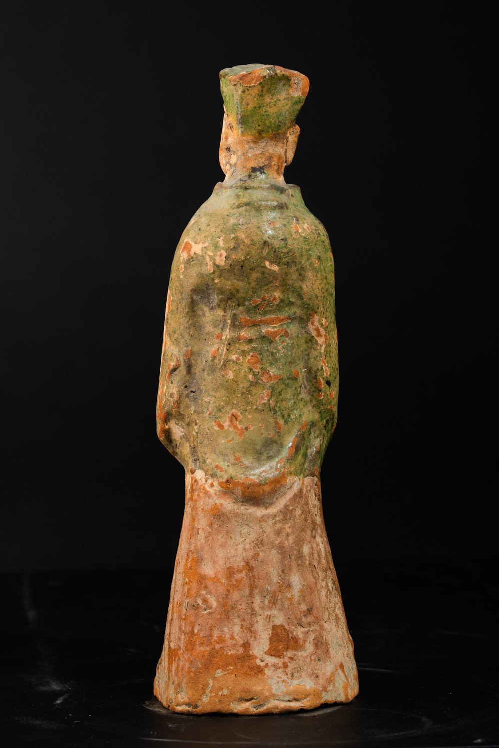 Figura di Dignitario in Terracotta Invetriata sui Toni del Verde, Cina, Dinastia Ming, XVII Secol...