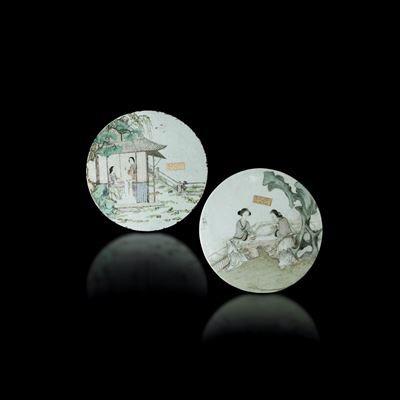 Coppia di Placche Circolari in Porcellana a Decoro di Scene di Vita Comune con Iscrizioni, Cina, ...