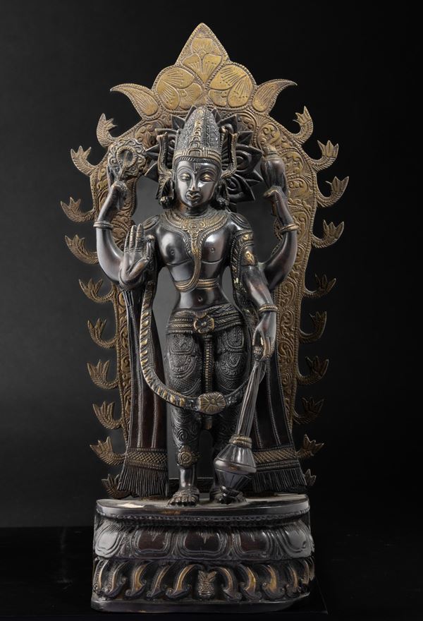 Figura di divinità stante in bronzo su base a doppio fiore di loto in bronzo, Nepal, XX secolo