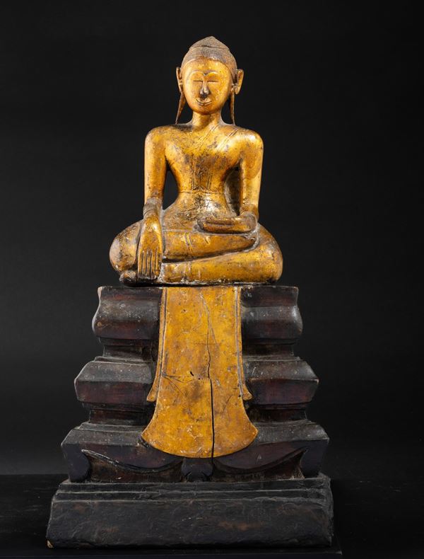 Figura di Buddha Sakyamuni in legno laccato e dorato, Thailandia, XIX secolo, Regno di Rattanakosin/del Siam (1782-1932)
