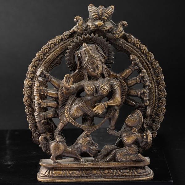 Figura di divinità danzante in bronzo seduta su fiore di loto entro aura, Nepal, XIX secolo