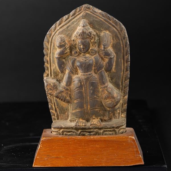 Piccola stele in pietra con divinità, Tibet, XIX secolo