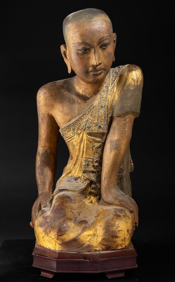 Figura di monaco in legno laccato e dorato, Thailandia, XIX secolo