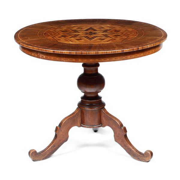 Tavolo in legno lastronato ed intarsiato. Manifattura di Rolo XIX secolo