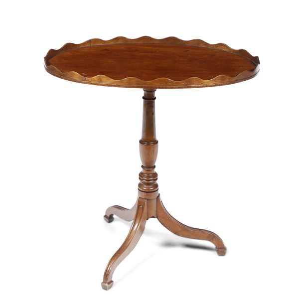 Tavolo da appoggio in legno a gamba centrale. XIX-XX secolo
