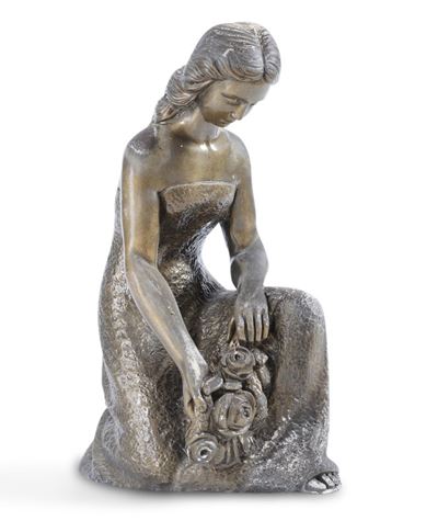 Scultura in Metallo Dorato Raffigurante Figura Femminile Accovacciata. XX Secolo