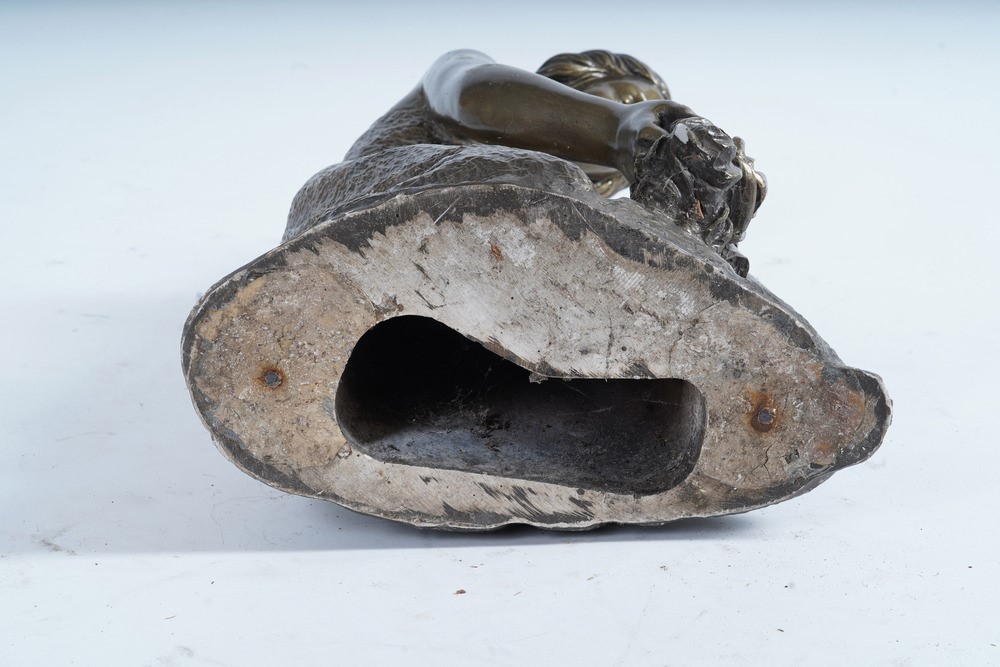 Scultura in Metallo Dorato Raffigurante Figura Femminile Accovacciata. XX Secolo