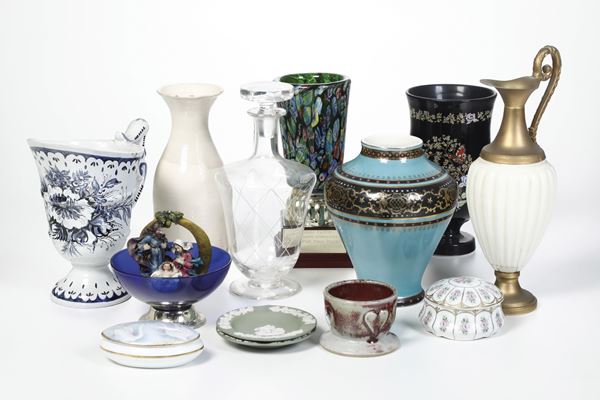 Lotto misto di oggetti in vetro e ceramica