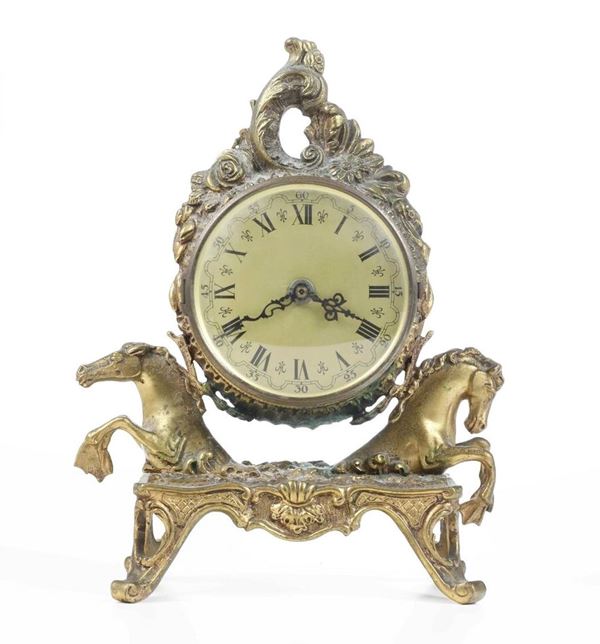 Piccolo orologio da tavolo in metallo dorato. XX secolo
