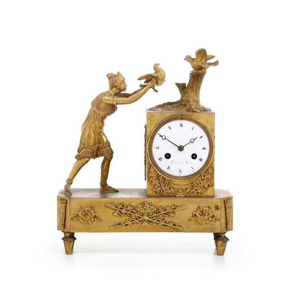 Pendola da tavolo in bronzo dorato con figura femminile e volatile. Brocard a Reims, Francia XIX secolo