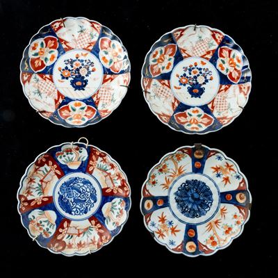 Giappone, Quattro piatti in porcellana Imari con decori floreali, periodo Meiji (1868-1912)