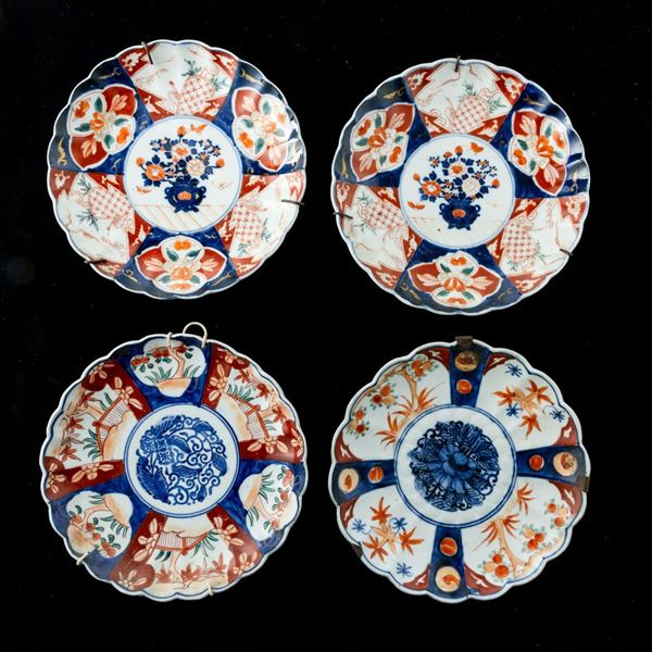 Quattro piatti in porcellana Imari con decori floreali, Giappone, periodo Meiji (1868-1912)