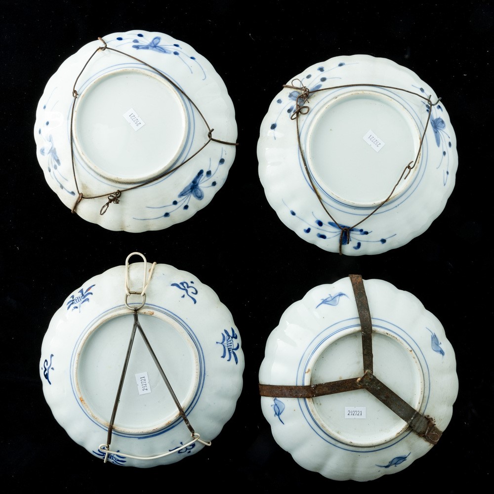 Giappone, Quattro piatti in porcellana Imari con decori floreali, periodo Meiji (1868-1912)