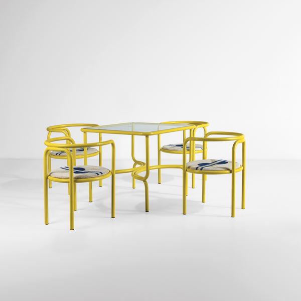 Gae Aulenti - Un tavolo e quattro sedie della serie Locus Solus.