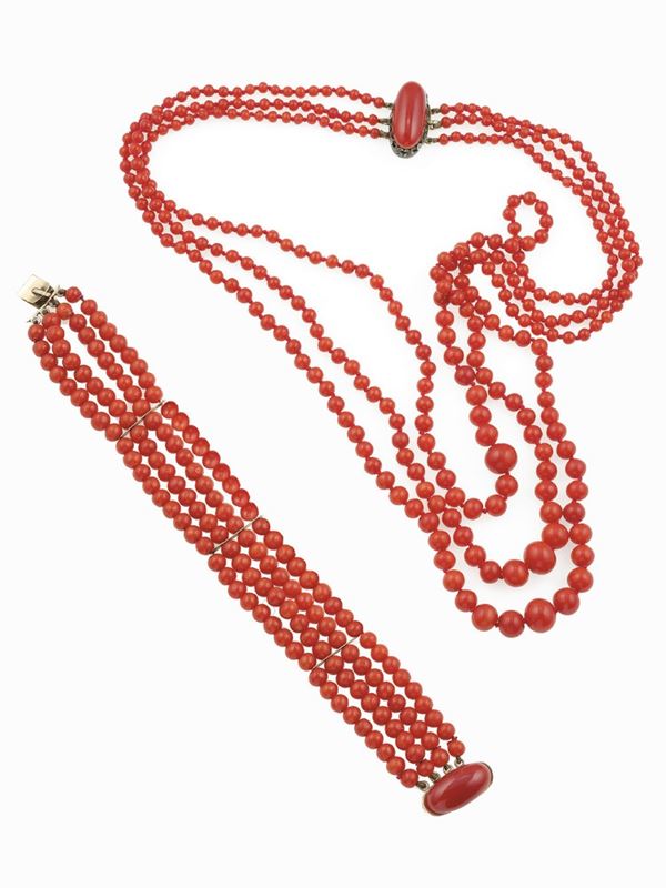 Demi-parure composta da girocollo a tre fili di corallo ed un bracciale a più fili con corallo