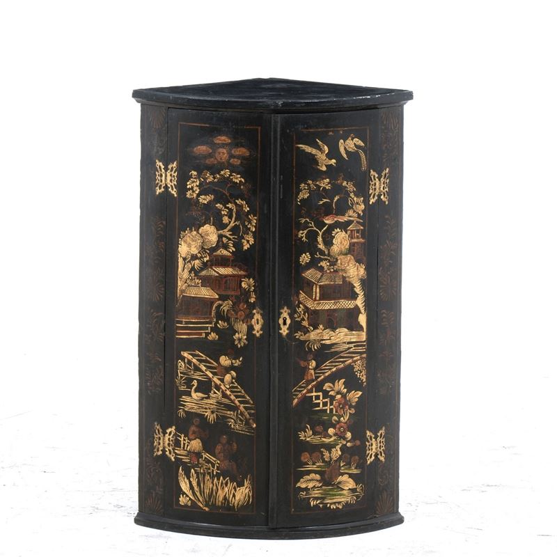 Angoliera pensile decorata a cineserie. XX secolo  - Auction Antique - Cambi Casa d'Aste