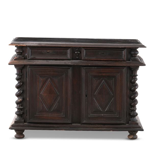 Credenza a due ante e due cassetti. XVII-XVIII secolo
