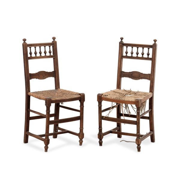 Coppia di sedie in legno