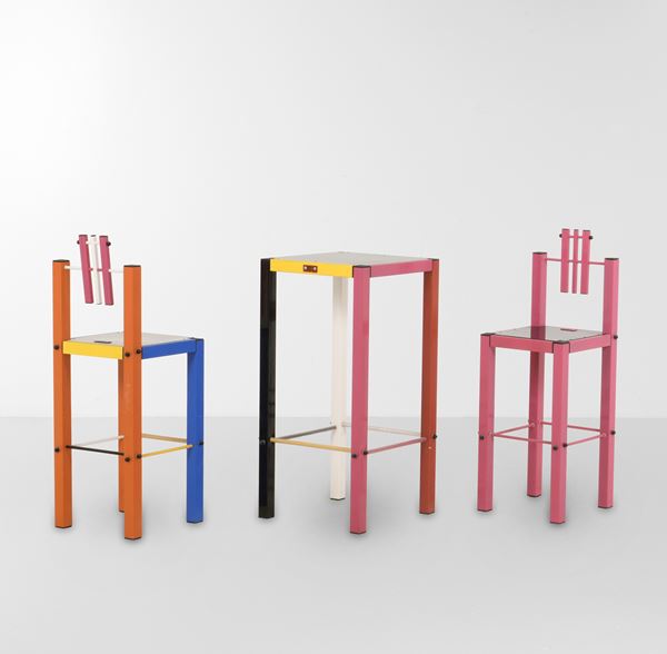 Due sedie e un tavolino.