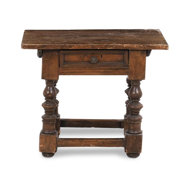 Antico tavolino in legno con gambe tornite