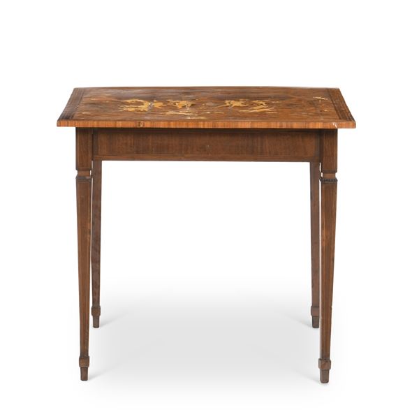 Tavolo lastronato con piano intarsiato. XIX secolo