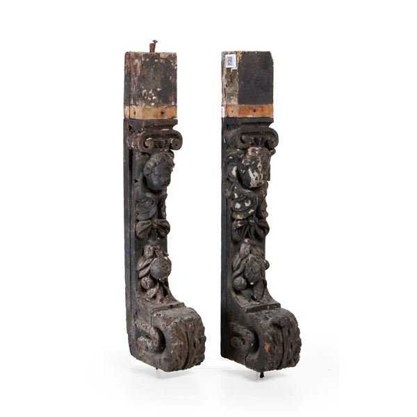Due lesene in legno scolpito. XVIII secolo