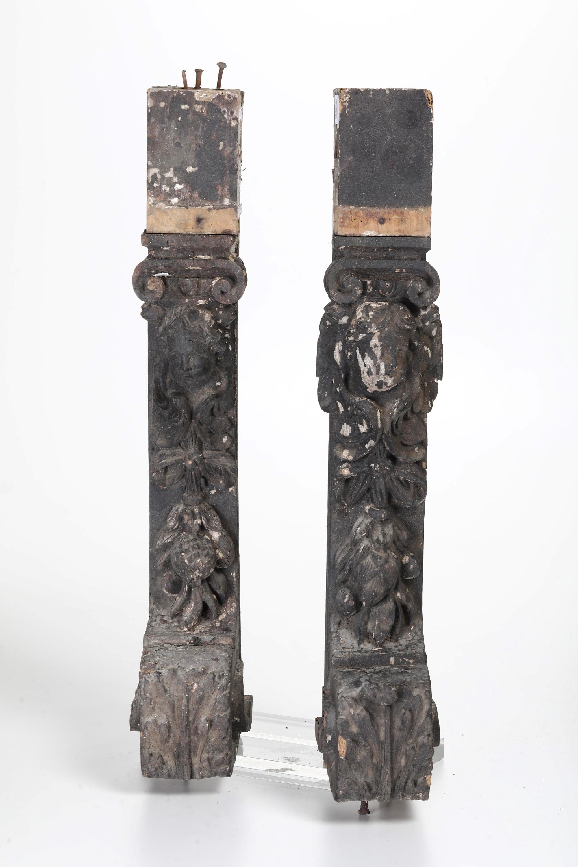 Due lesene in legno scolpito, decorazione a volute e teste di cherubino (XVIII secolo)