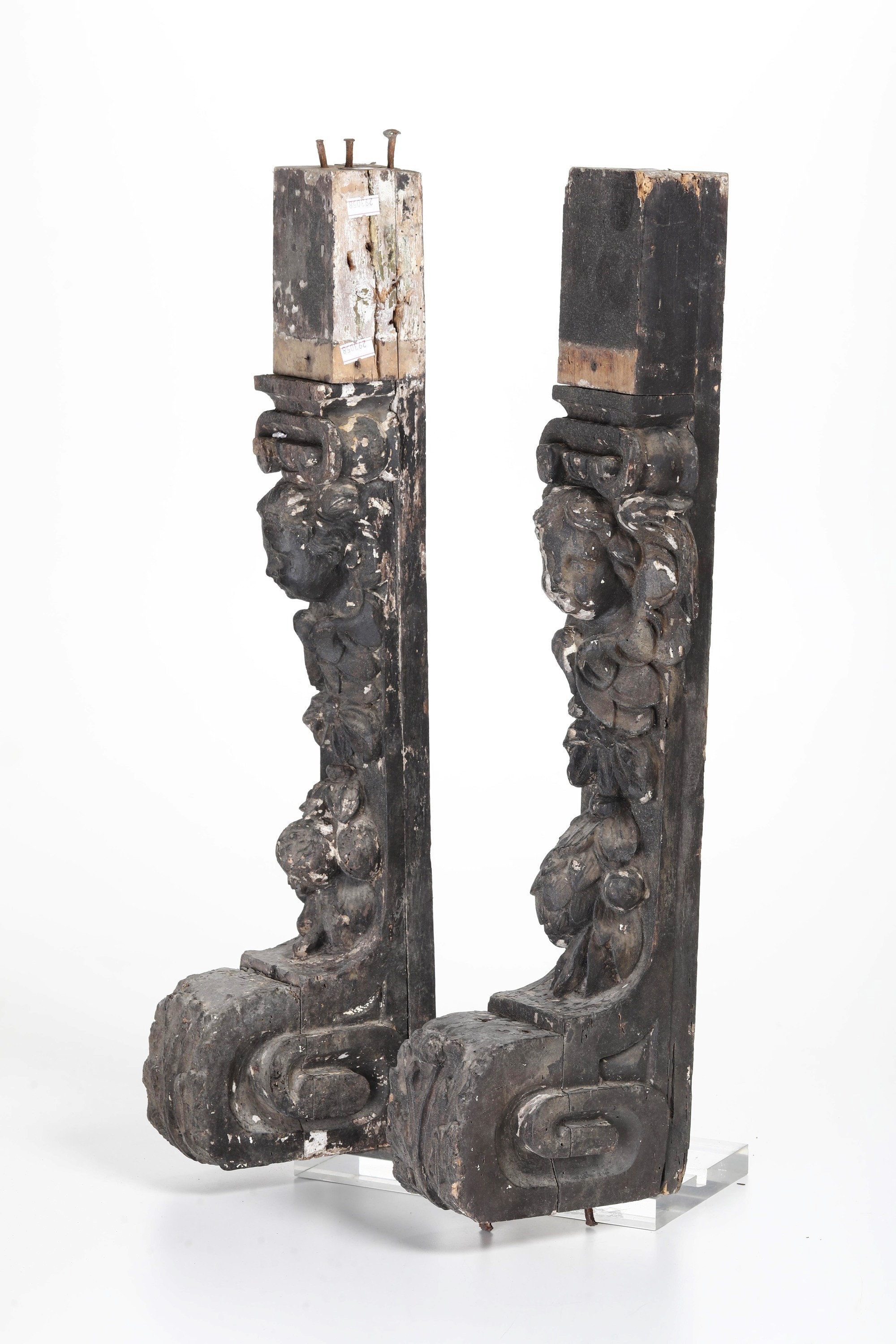 Due lesene in legno scolpito, decorazione a volute e teste di cherubino (XVIII secolo)