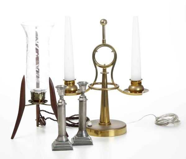 Coppia di lampade da tavolo e coppia di candelieri in metallo XX secolo