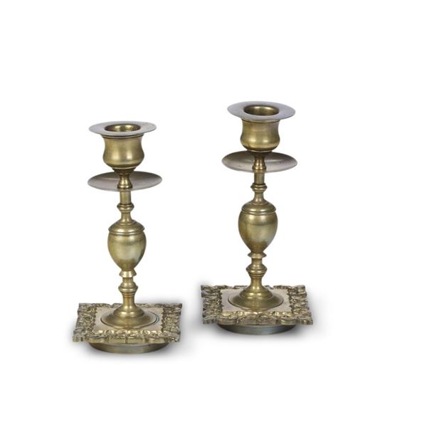 Coppia di piccoli candelieri in bronzo dorato
