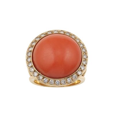 Anello con corallo e diamanti a contorno, montatura in oro giallo 750/1000