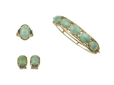 Parure in oro giallo 750/1000 con giadeiti e zaffiri, composta da bracciale, anello ed orecchini