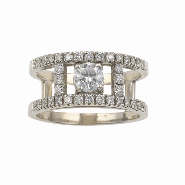 Anello con diamante centrale di ct 0.56 circa e diamanti a contorno