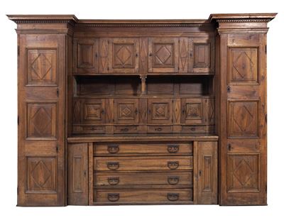 Credenza da Sacrestia in Legno di Noce. Italia XVII Secolo
