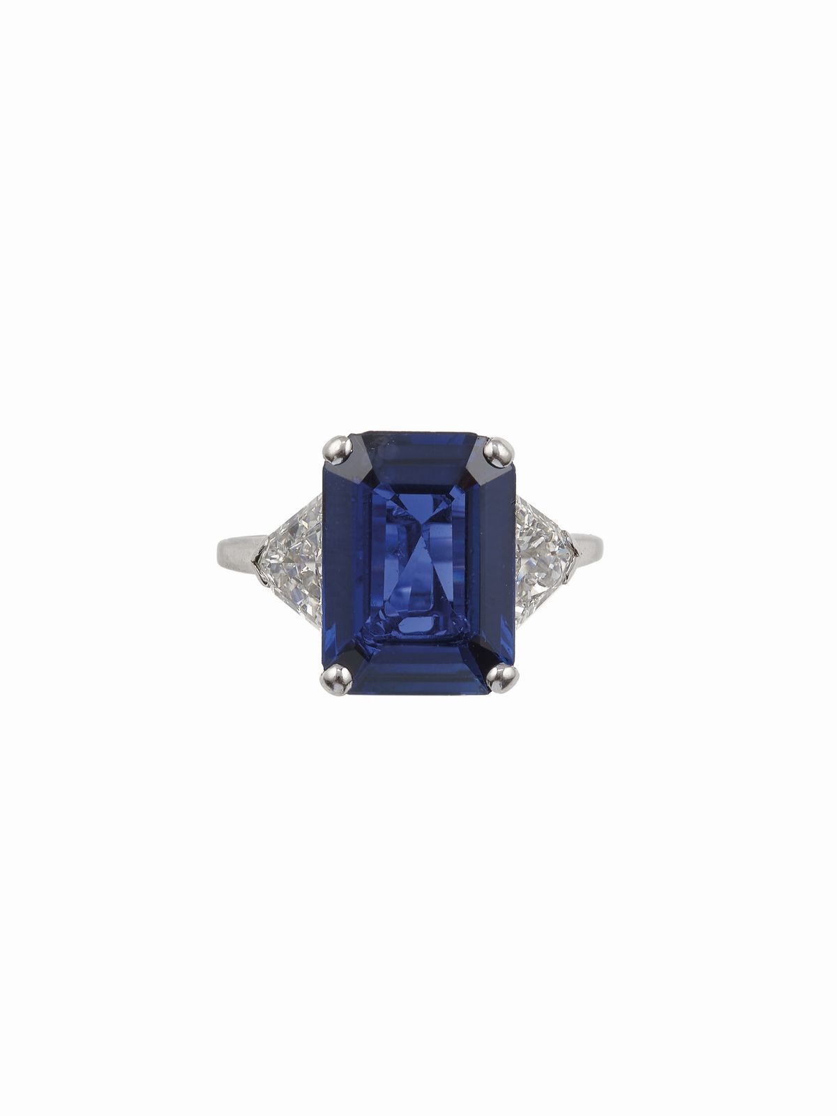 Anello con zaffiro del Sri Lanka (ct 5.212) e diamanti, montatura in platino