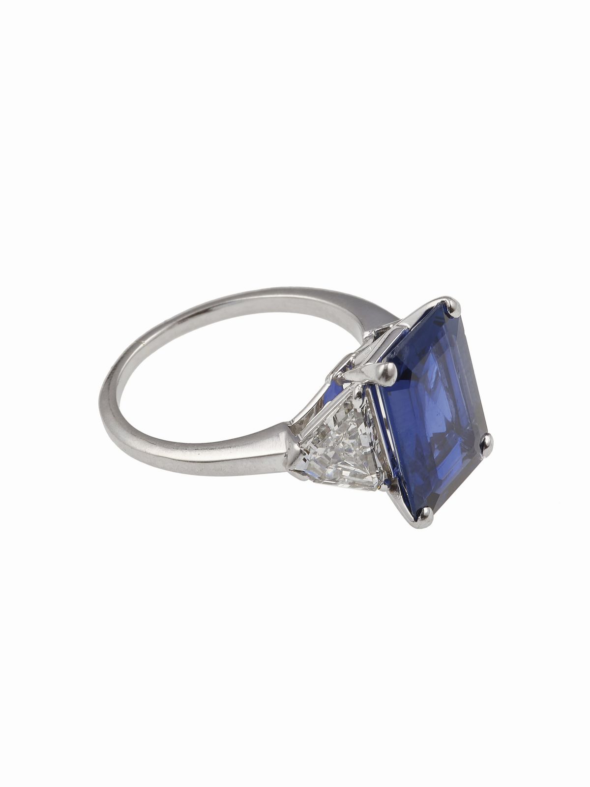 Anello con zaffiro del Sri Lanka (ct 5.212) e diamanti, montatura in platino
