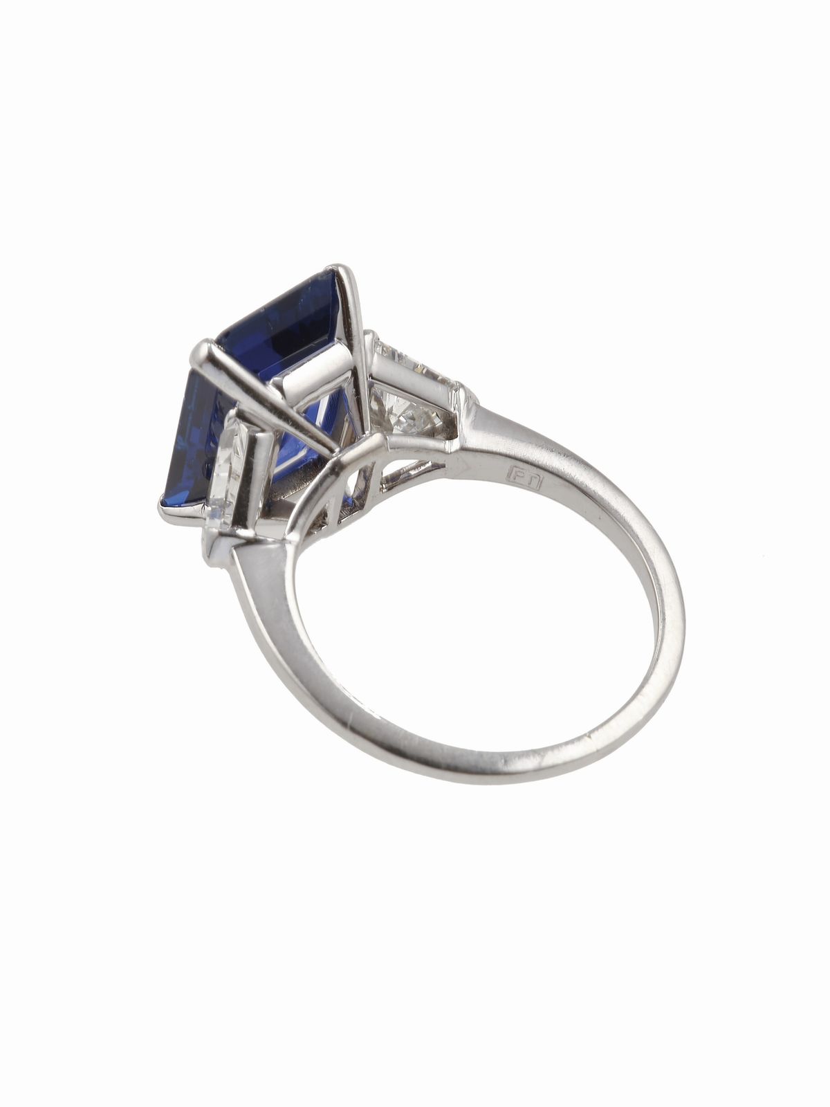 Anello con zaffiro del Sri Lanka (ct 5.212) e diamanti, montatura in platino