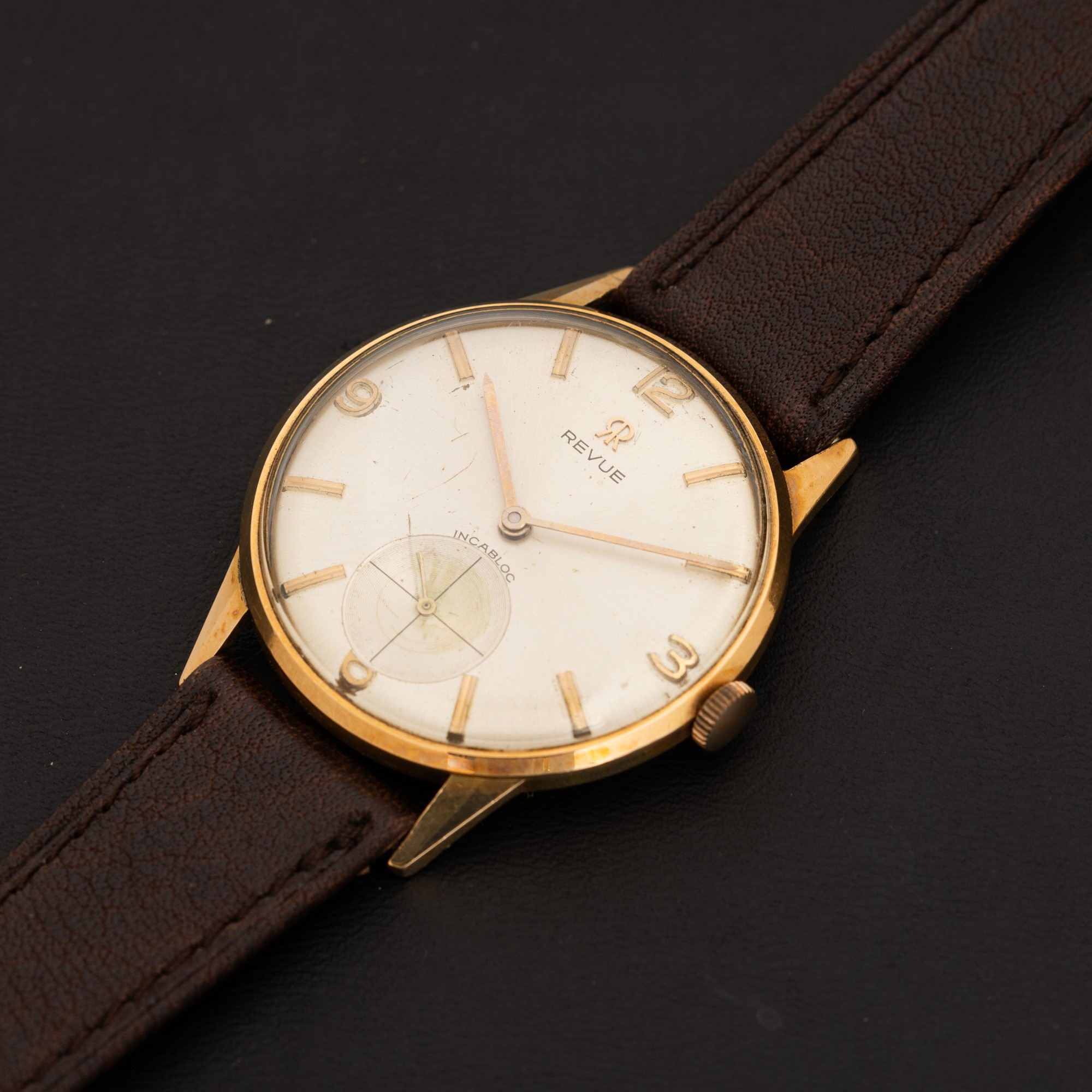 Revue - Solo Tempo in Oro Giallo 18k, Carica Manuale, Quadrante Argentè e Piccoli Secondi, 35 MM
