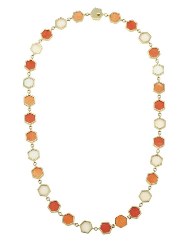 Collana con inserti esagonali di corallo aranciato e bianco