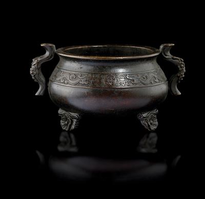 Censer in Bronzo con Decori D'ispirazione Arcaica e Anse Sagomate, Cina, Dinastia Ming, XVII Seco...