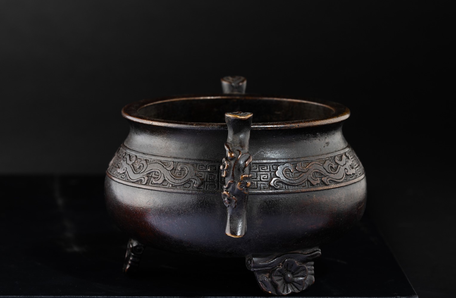 Censer in Bronzo con Decori D'ispirazione Arcaica e Anse Sagomate, Cina, Dinastia Ming, XVII Seco...