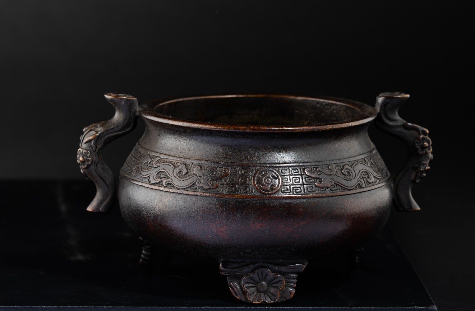 Censer in Bronzo con Decori D'ispirazione Arcaica e Anse Sagomate, Cina, Dinastia Ming, XVII Seco...