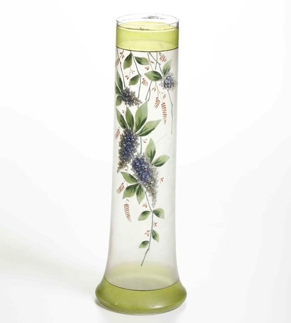 Vaso in vetro di forma oblunga decorato con glicini in rilievo e dorature. Forse Francia inizio XX secolo