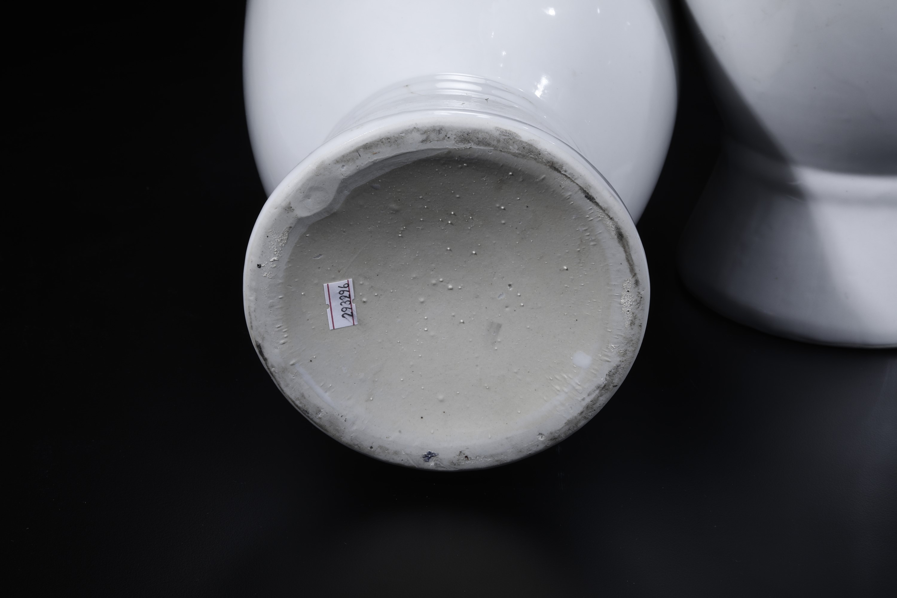 Coppia di Vasi in Porcellana Claire De Lune a Due Anse Sagomate, Cina, XX Secolo