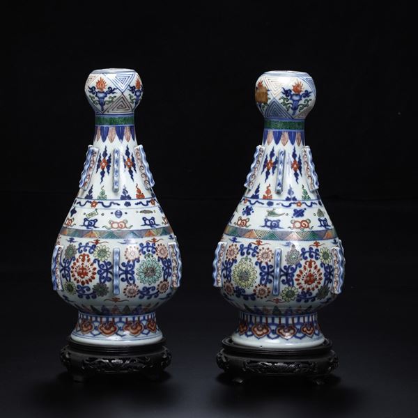 Coppia di piccoli vasi in porcellana a decoro blu e rosso, Cina, Dinastia Qing, XIX secolo
