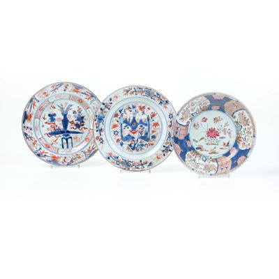 Lotto Composto da Tre Piatti in Porcellana Imari con Decori Floreali, Cina, Dinastia Qing, XIX Se...